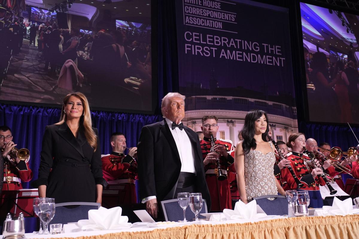 Washington (United States), 26/04/2026.- (L-R) First lady Melania Trump, US President Donald Trump, and CBS News senior White House correspondent Weijia Jiang participate in the White House Correspondents' Association Dinner in Washington, DC, USA, 25 April 2026. EFE/EPA/Yuri Gripas / POOL