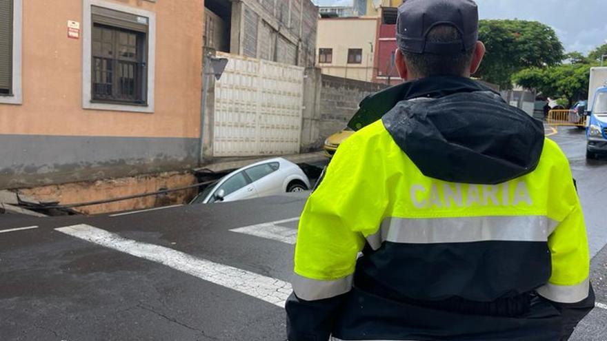 Agentes de la Policía Local de La Laguna actuando en el hundimiento de un vehículo en un socavón