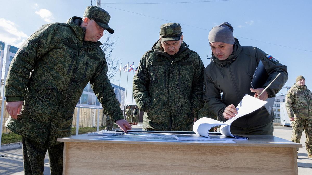 El ministro de Defensa ruso durante su visita a Mariúpol.