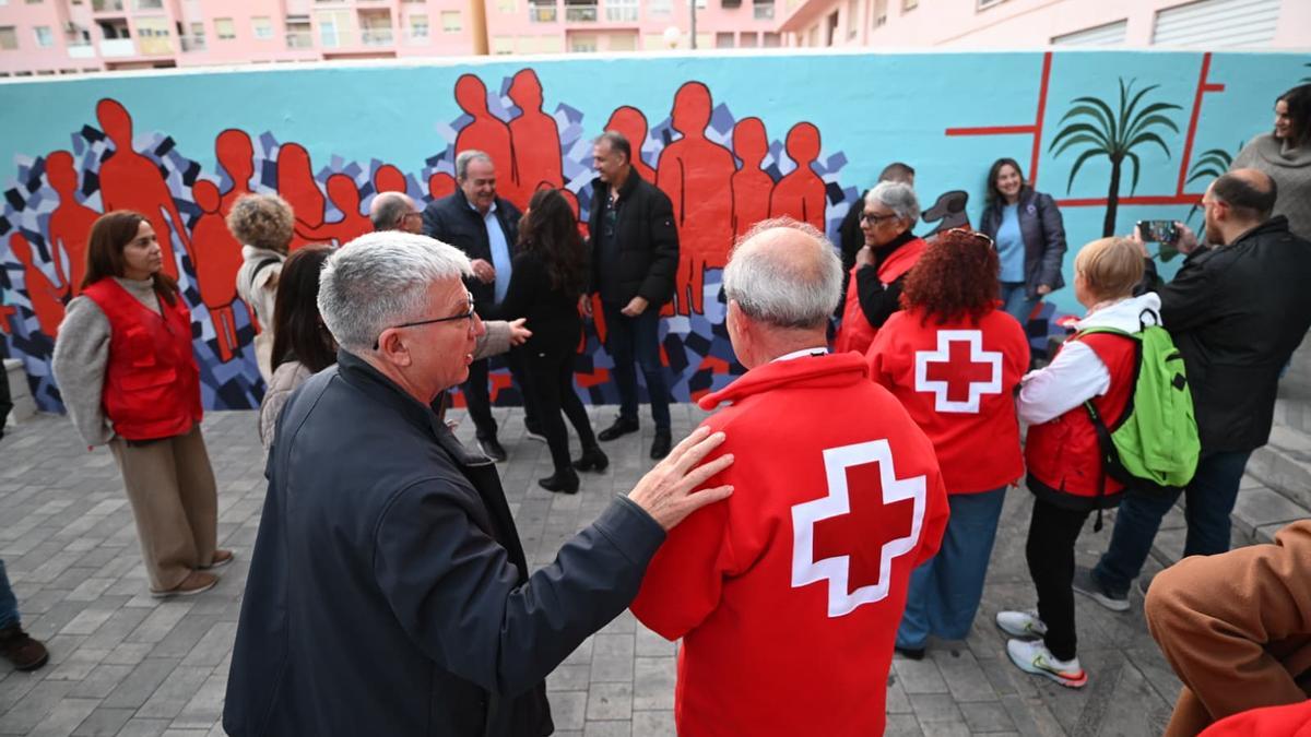 Así es el mural de 18 metros de Cruz Roja en Elche para reivindicar a los voluntarios