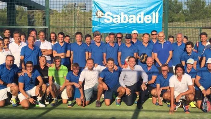 Imagen de los participantes en el XII Torneo Sabadell Empresas que se celebró el pasado viernes en el Club Pinspadel de Palma.