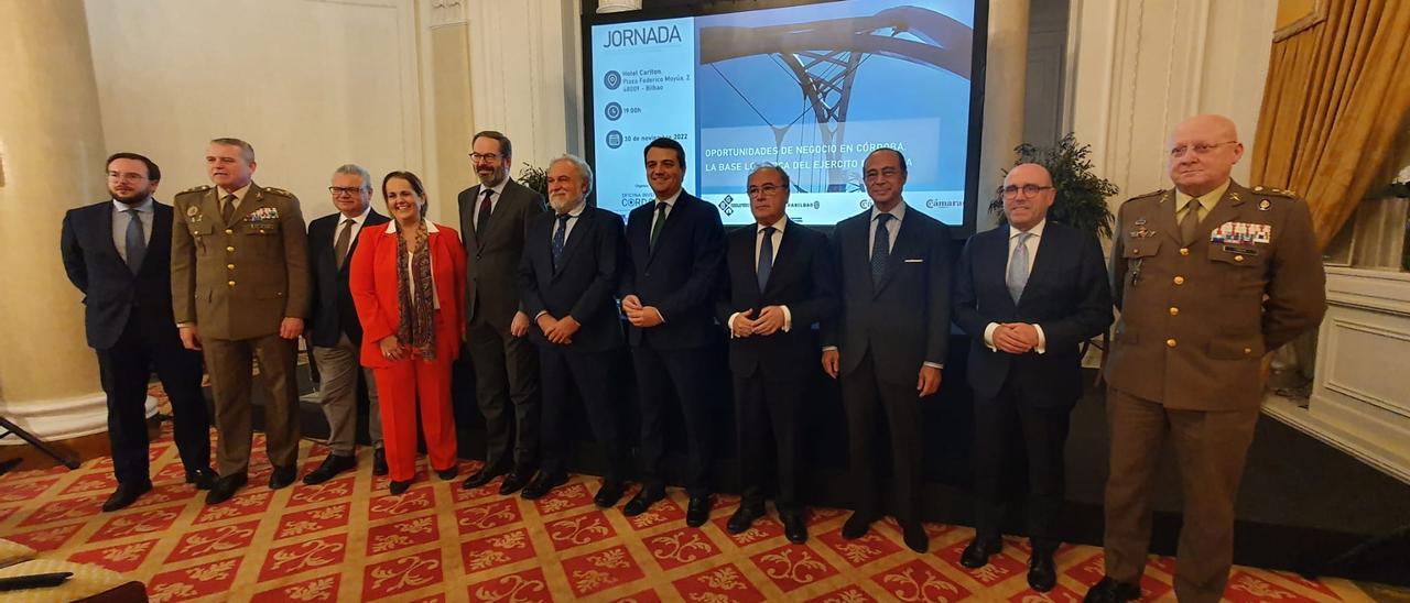 Foto de familia de autoridades civiles y militares, y representantes empresariales, en la jornada celebrada este miércoles en Bilbao.