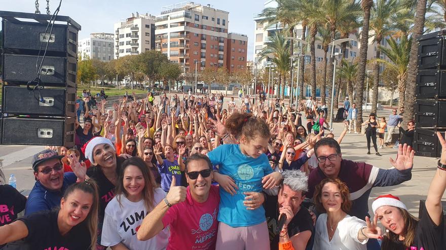 La ZumbaNadal solidaria llena el parque de Rafalafena de Castelló