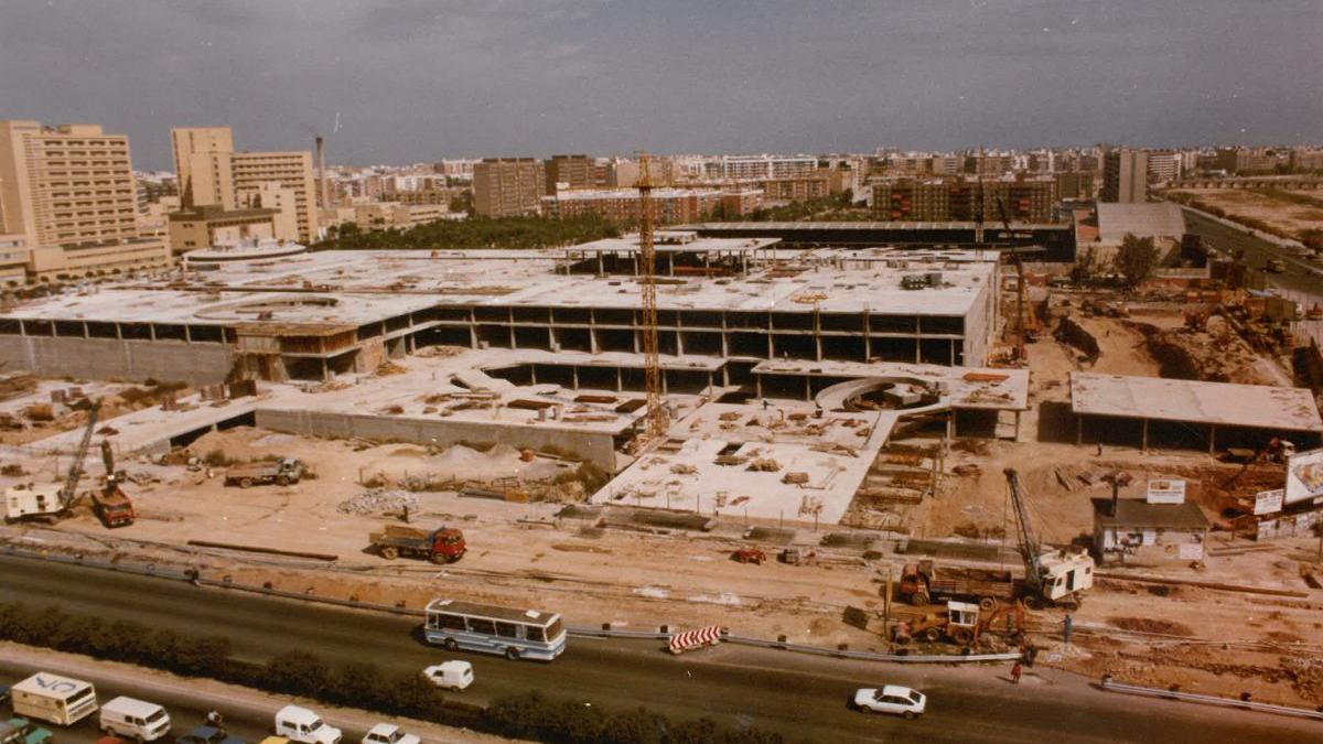 Construcción del primer centro comercial de la ciudad (1980).