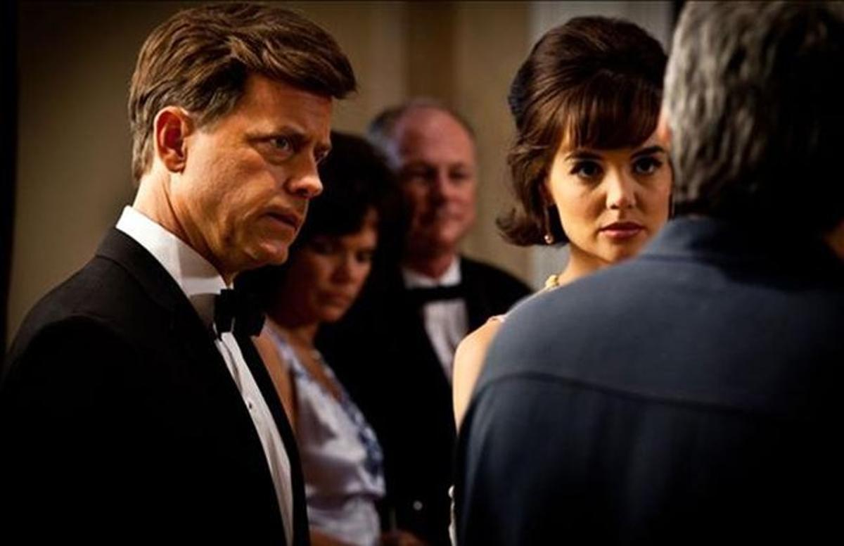 Greg Kinnear i Katie Holmes, a ’Los Kennedy’.