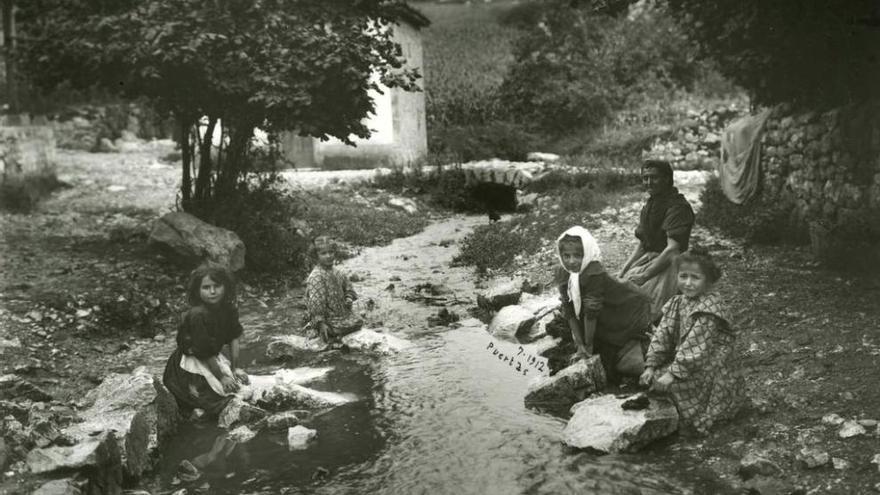 Fotografía de niñas lavando en el río, de Miguel Rojo.