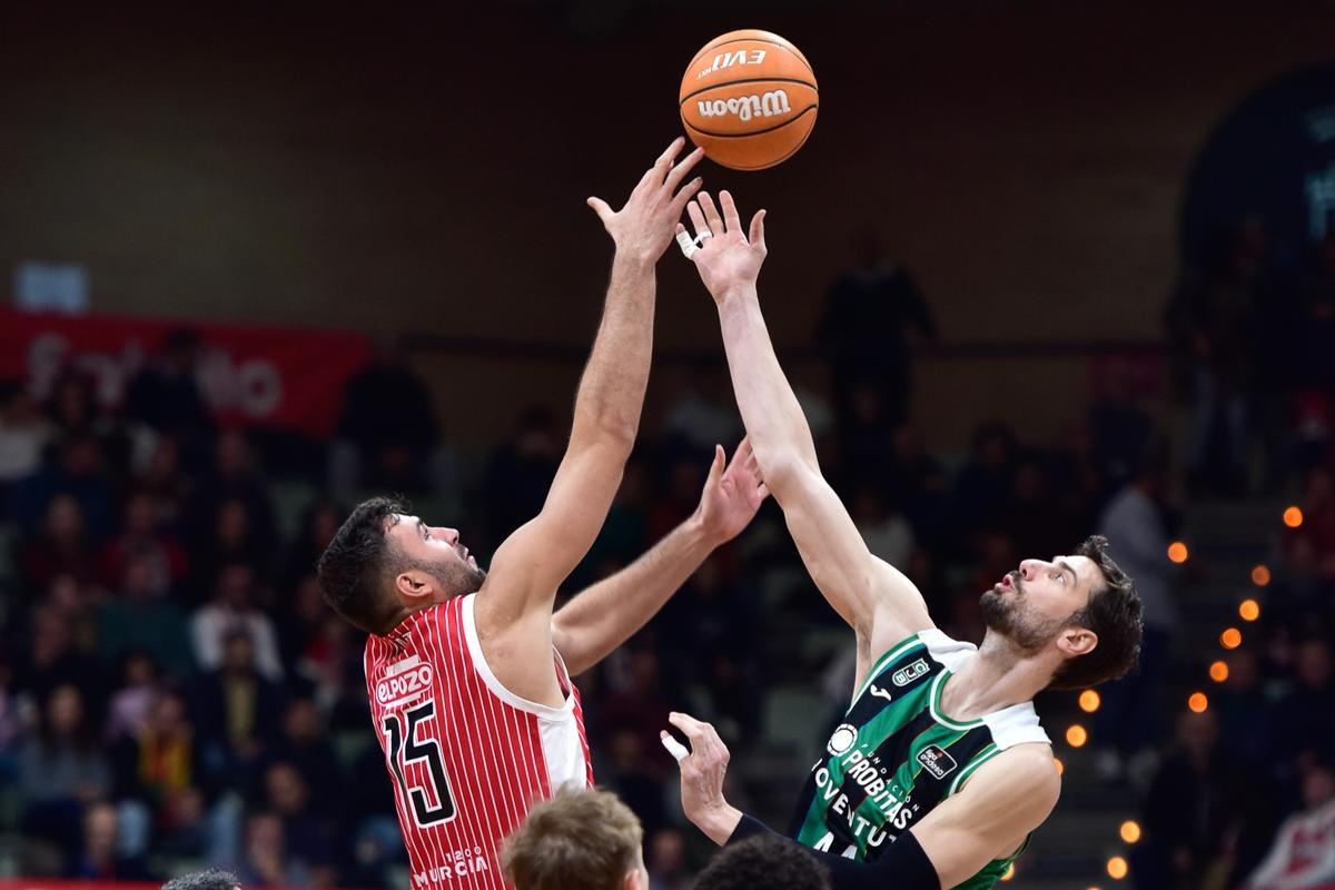 UCAM Murcia y Joventut dirimieron un intenso duelo en la pista murciana