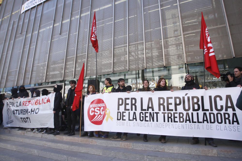 Concentració multitudinària a la seu de la Generalitat de Girona per reclamar la llibertat dels presos