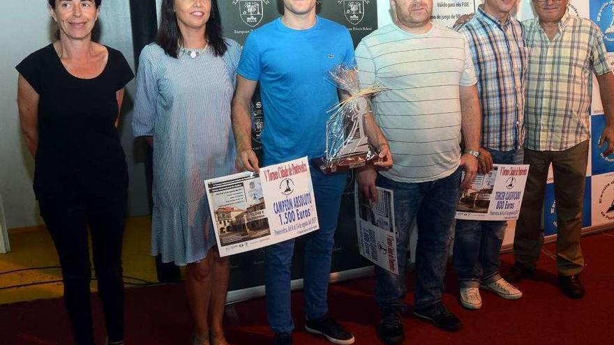 Los tres primeros clasificados, junto a representantes del Concello, Los Sauces y la Escola. // Rafa Vázquez