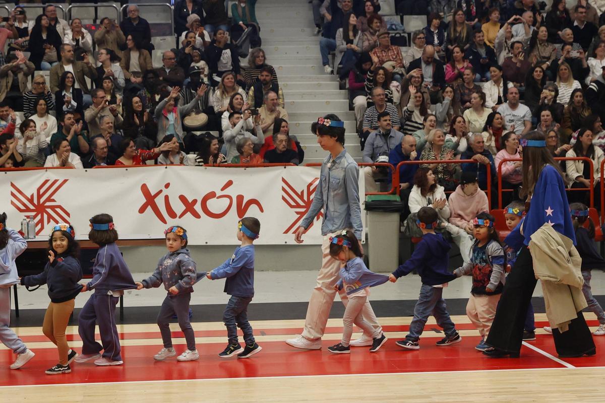 «Mandilones de colores» clama en Gijón por la diversidad y paz: en imágenes