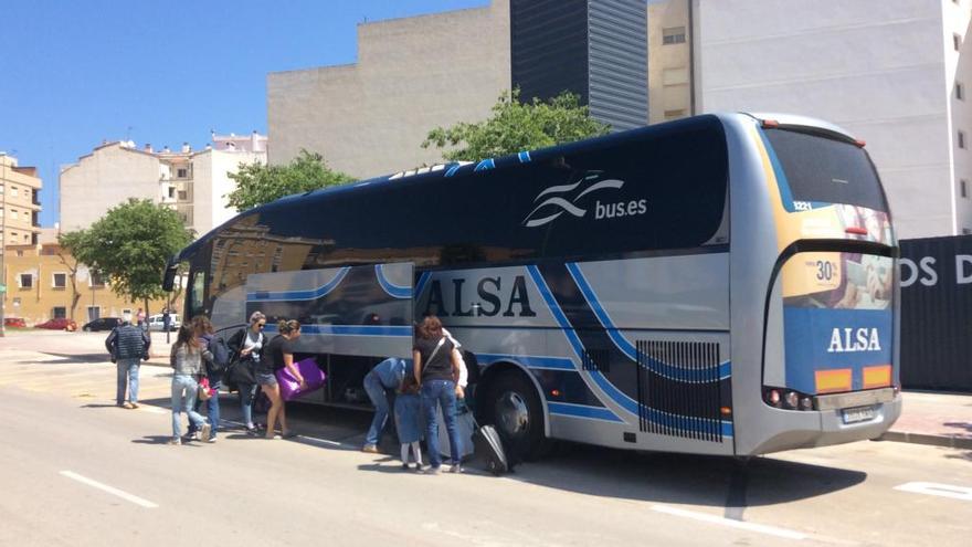 La estrechez de la nueva estación de Dénia obliga a los autobuses más grandes a parar fuera