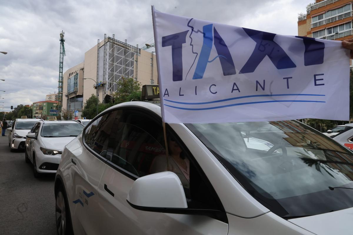 Los taxistas se manifiestan en Alicante y colapsan el centro de la ciudad.
