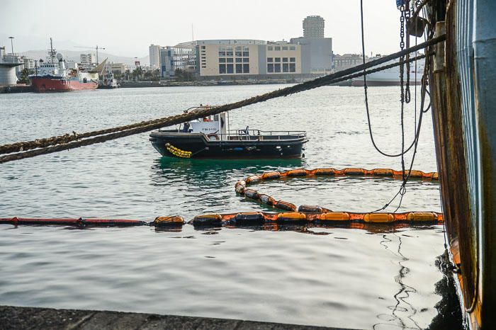 VERTIDO DE FUEL EN EL PUERTO