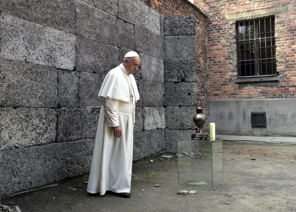 El Papa visita el campo de concentración de Auschwitz