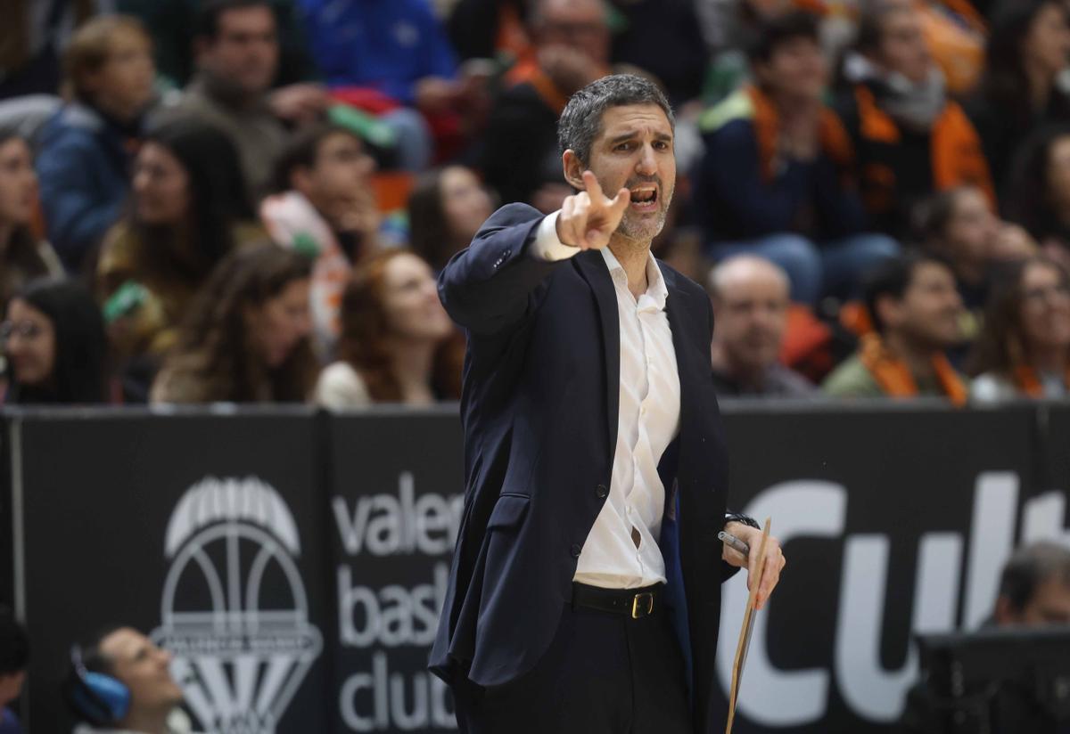 Rubén Burgos, dando indicaciones en el partido ante el Olympiacos