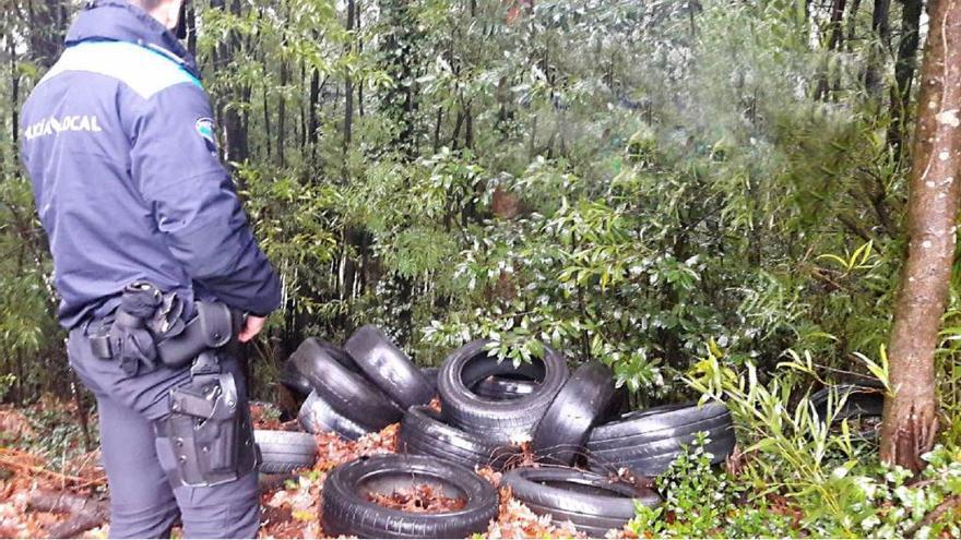 Un agente de Policía Local, en uno de los puntos de vertido ilegal.