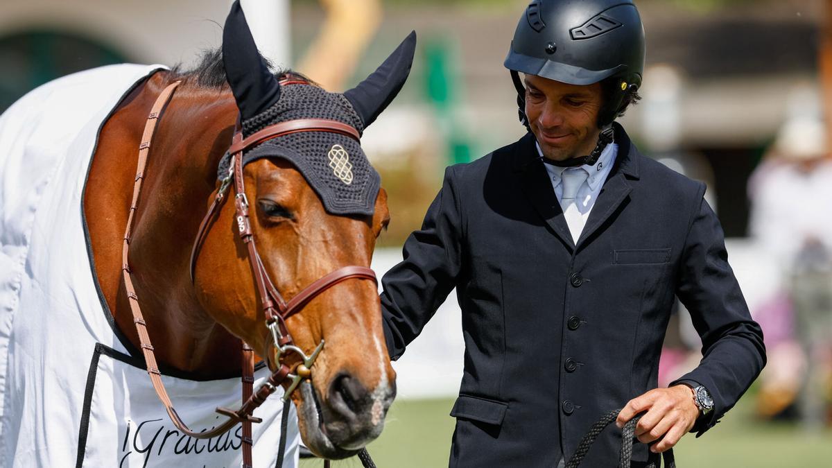Homenaje a Rokfeller, el caballo del mejor jinete español, el madrileño Edu Álvarez Aznar, durante la 114ª edición del Concurso de Saltos Internacional de Madrid.