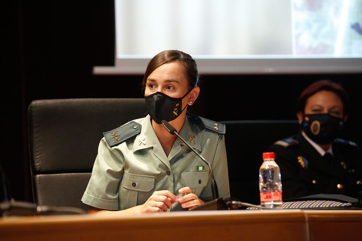 Mujeres protagonistas en los distintos cuerpos y fuerzas de seguridad, en el salón de actos del Rectorado