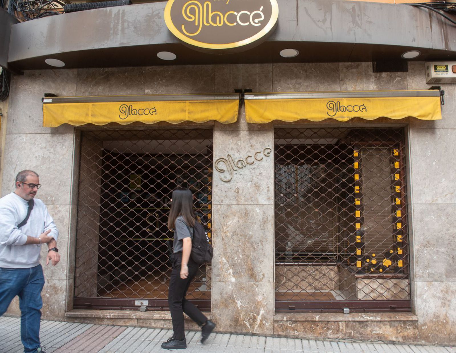 Bajo de Glaccé, cerrado y en venta.