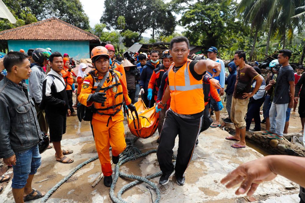 Tsunami amb desenes de víctimes a Indonèsia