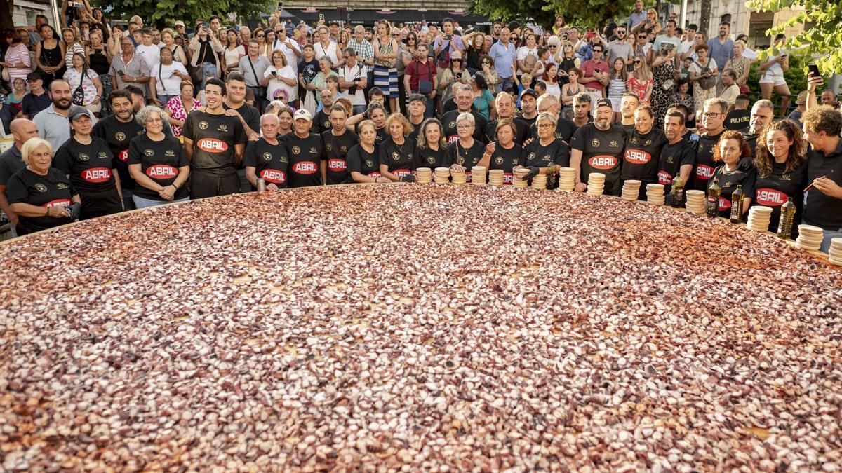 La tapa de pulpo más grande del mundo, elaborada en esta villa ourensana.