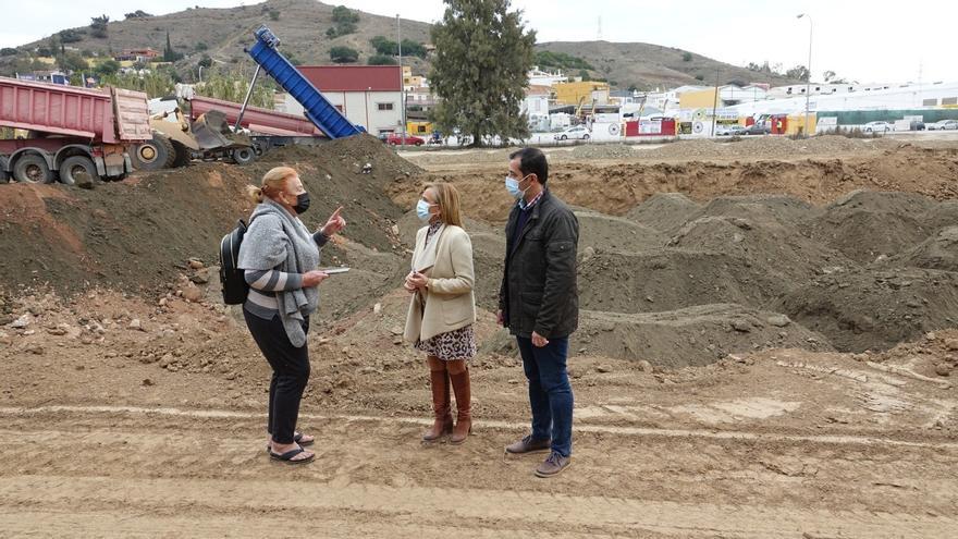 La viceportavoz municipal socialista, Begoña Medina, junto con el concejal responsable del distrito de Campanillas por el PSOE, Rubén Viruel, y de la presidenta de la Asociación Vecinal Evolución, Carmen Fernández