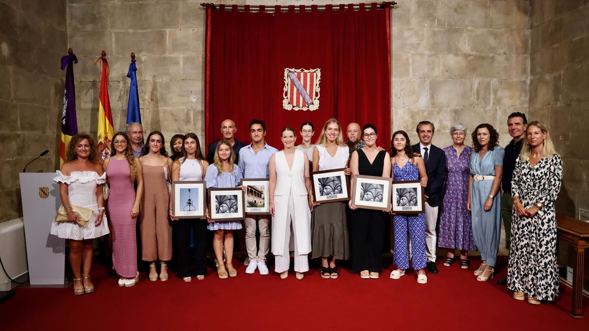 La presidenta Marga Prohens junto a los estudiantes con mejores notas de Selectividad en el Consolat de Mar