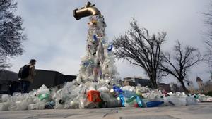 Escultura alegórica sobre la contaminación plástica instalada en la cumbre de Ottawa