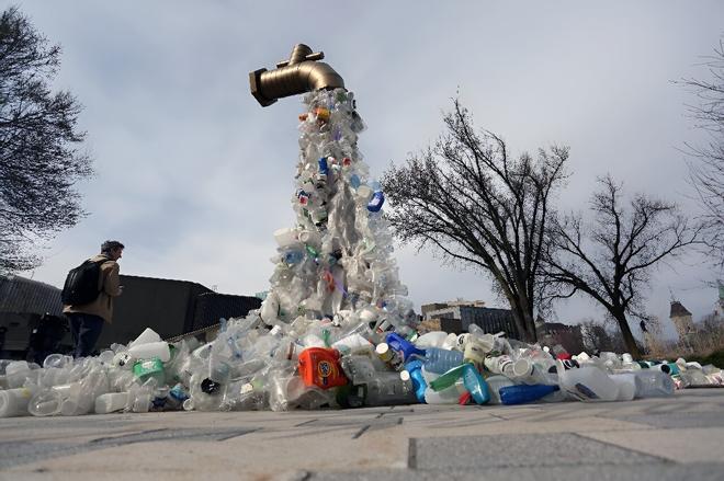 Escultura alegórica sobre la contaminación plástica instalada en la cumbre de Ottawa