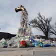 Escultura alegórica sobre la contaminación plástica instalada en la cumbre de Ottawa