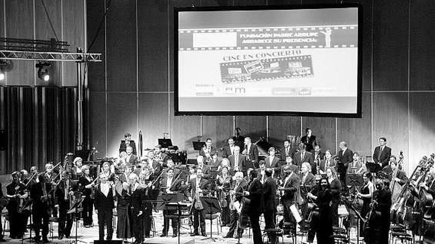 El director, los cantantes y los músicos de la orquesta saludan al término del espectáculo.