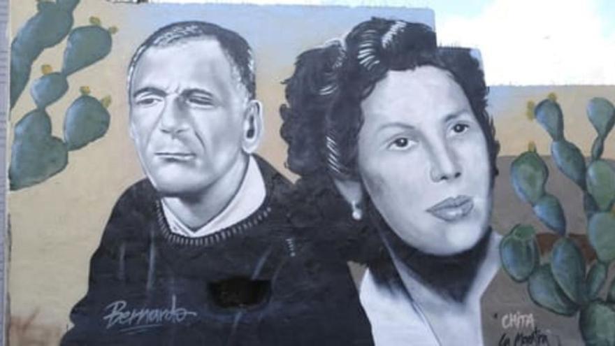 Bernardo y Chita en el mural.