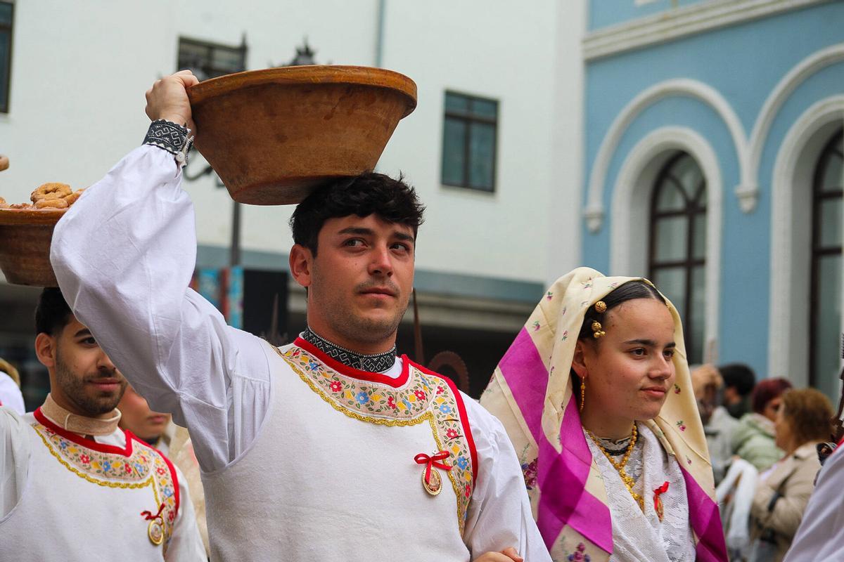 Desfile de indumentaria tradicional