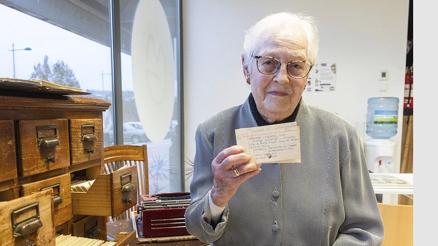 Pous amb una de les fitxes dels llibres que utilitzaven per organitzar el fons documental 