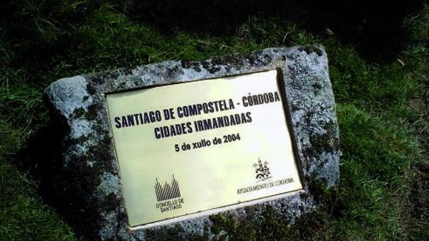 Placa que recuerda el compromiso entre las dos ciudades hermanas.