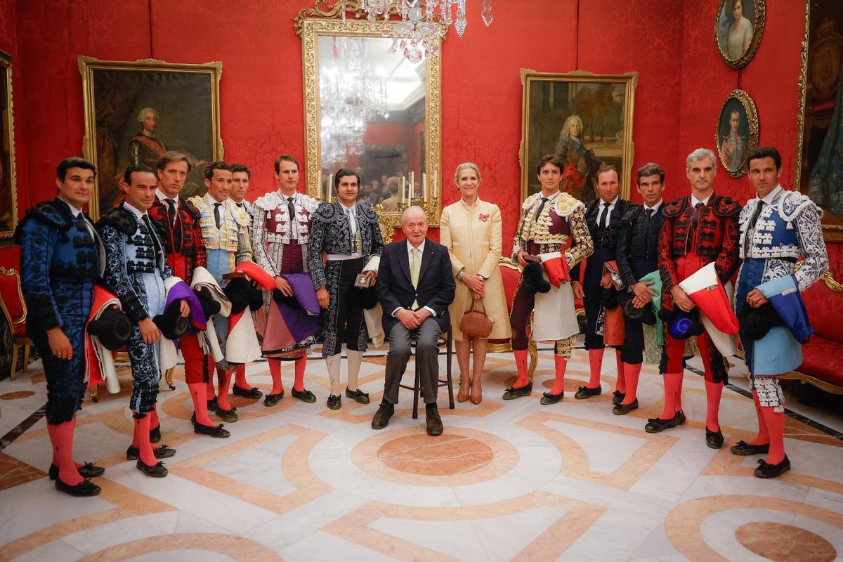 El rey Emérito con Morante de la Puebla, Roca Rey, David de Miranda y José María Garzón tras asistir a la tradicional corrida del Domingo de Resurrección en Sevilla.
