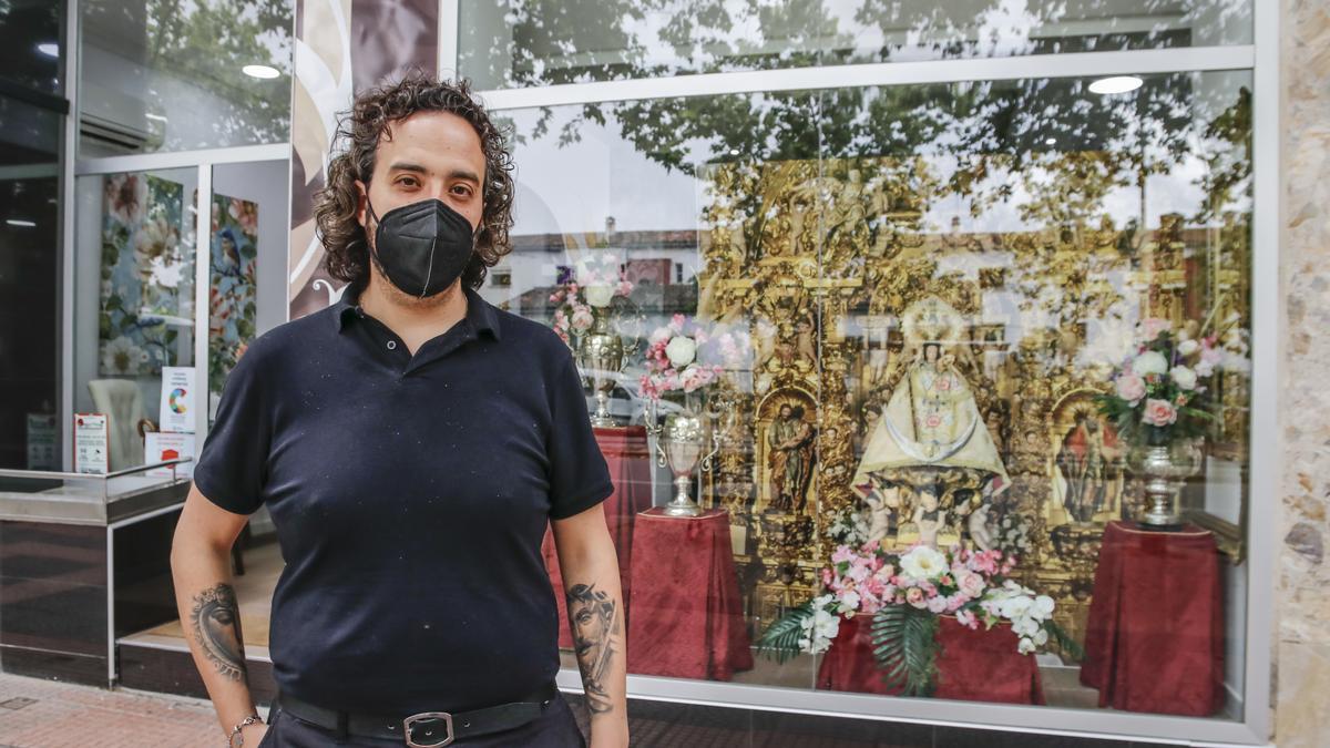 Rubén Mayordomo a las puertas de su peluquería en la avenida de Cervantes.