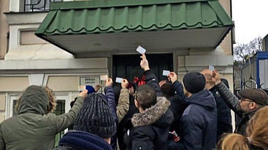 Els pares dels nens nascuts per gestació subrogada protesten davant l&#039;ambaixada.