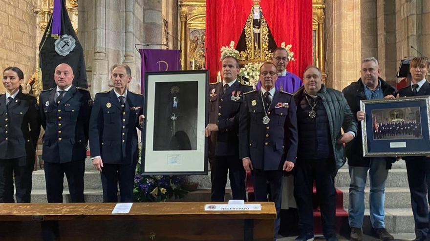 Jesús Nazareno entrega la medalla de hermano de mérito a la Policía Municipal de Zamora