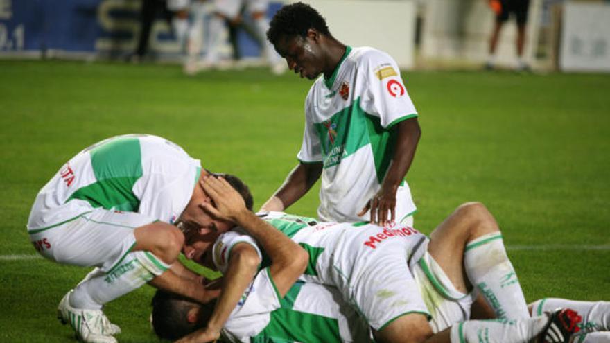 Los jugadores del Elche celebrando uno de los goles