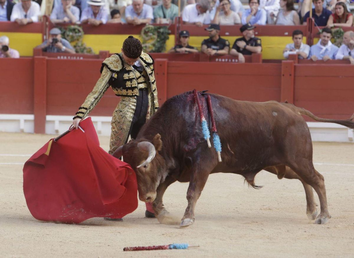 El novillero Borja Escudero toreando con la mano derecha al primer novillo de la tarde. | RAFA ARJONES