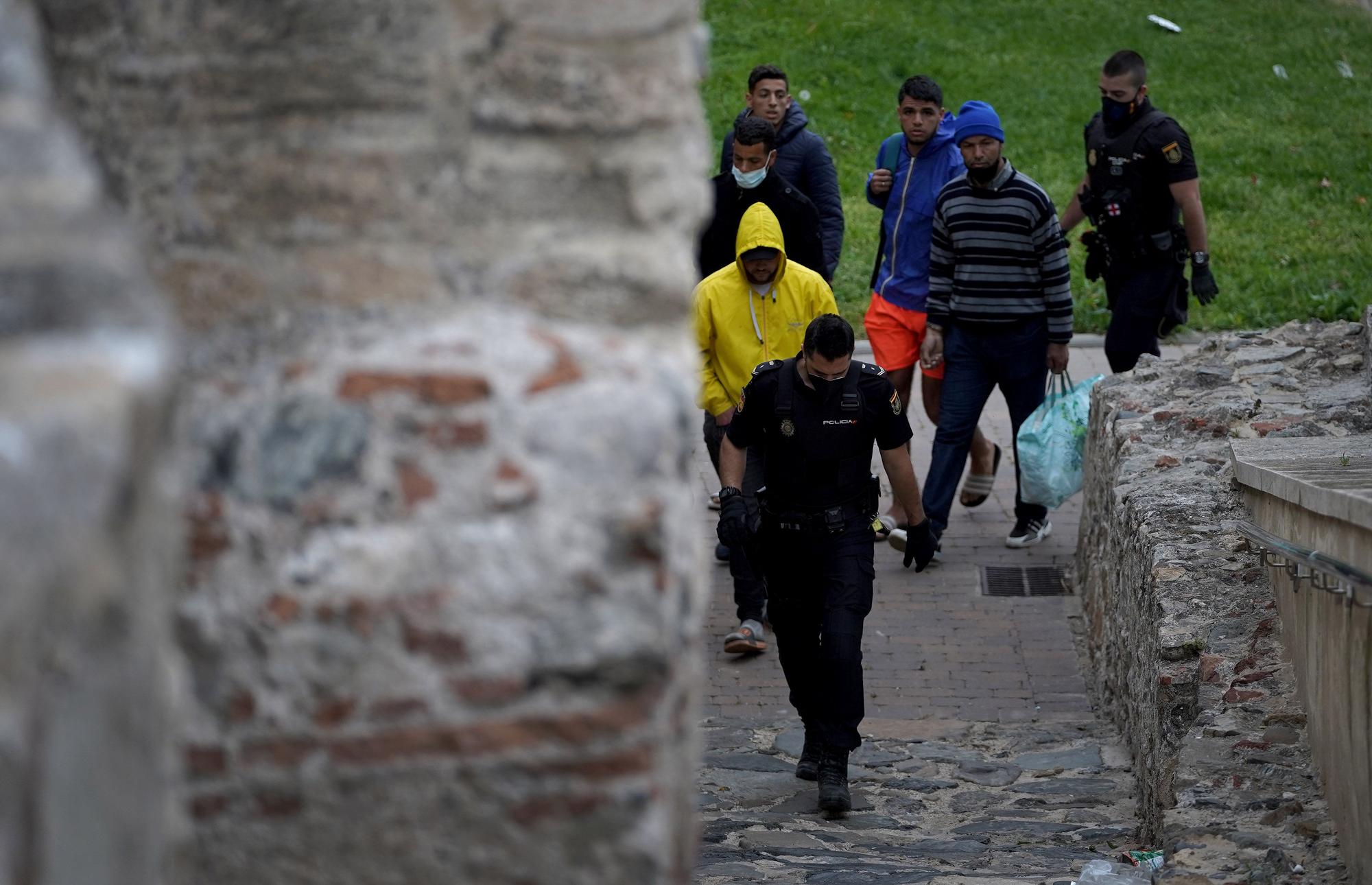 Detenidos decenas de migrantes en Ceuta para identificarlos y hacerles PCRs