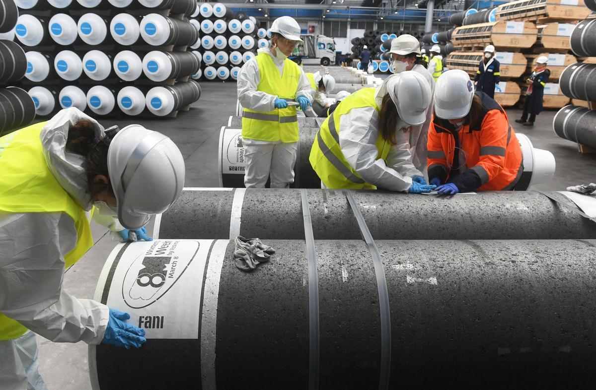 Mujeres personalizando electrodos en las instalaciones de Resonac.