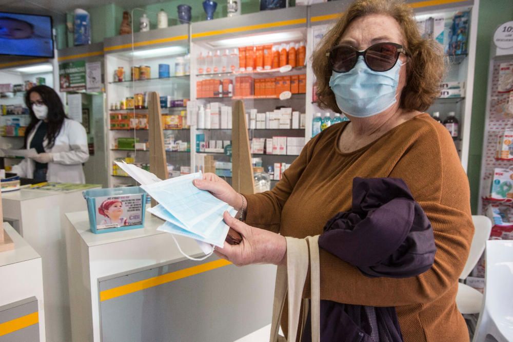 Reparto de mascarillas en las farmacias a mayores y población de riesgo