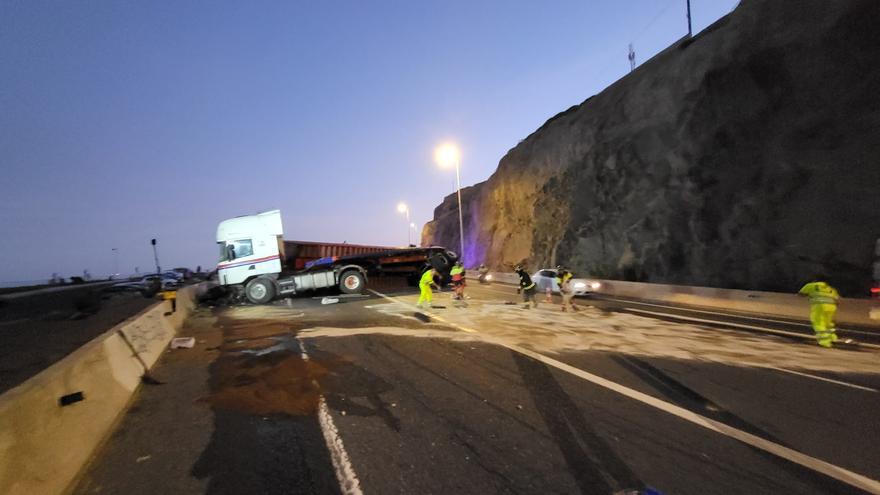 Tareas de limpieza del camión accidentado en La Laja