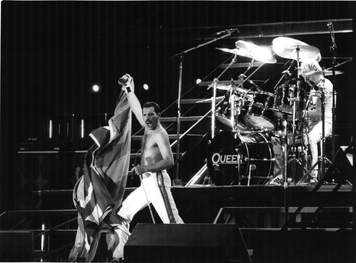 Freddie Mercury, durante el concierto en Barcelona inmediatamente anterior al de Madrid.