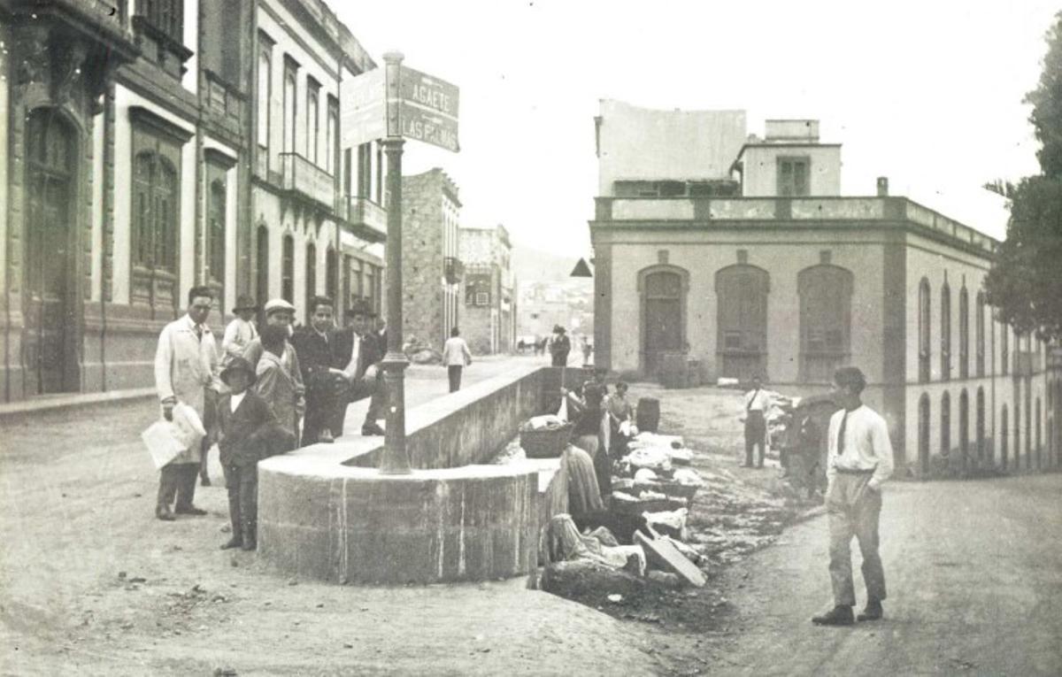 Retrato antiguo de los lavaderos situados frente a la sede de la Heredad de Aguas en Arucas, que ahora están bajo el asfalto.