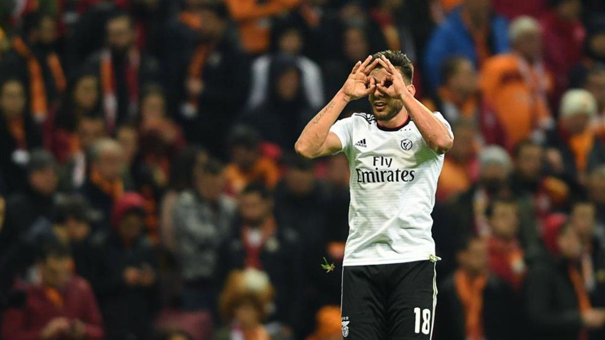 Salvio celebra el primer tanto del Benfica