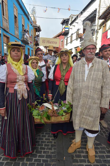 Carretas y grupos en la romería del Pino