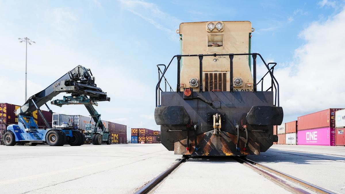 La Boella dispone de ocho vías electrificadas hasta la cabecera con ancho de vía mixto y una longitud de 750 metros, características que aseguran poder acoger una amplia variedad de trenes y tipos de carga.